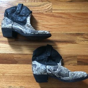 CROCODILE ANKLE COWBOY BOOTS 🐊